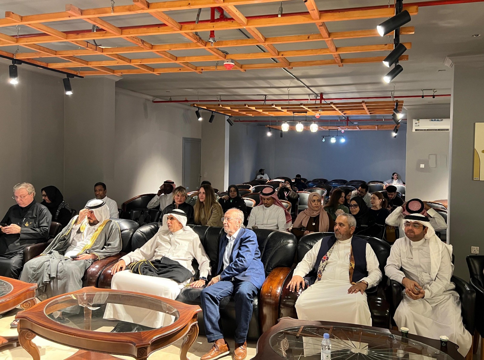 مركز أدهم للفنون بجدة يستضيف أصواتاً تشكيلية من العالم